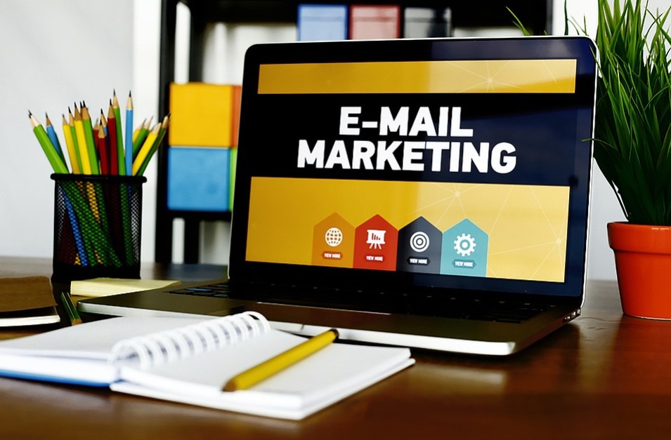 e-mail-marketing-laptop-schreibtisch